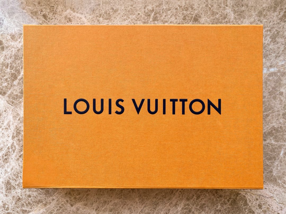 louis vuitton karton box 1080x810 - Louis Vuitton. Die Erfindung des Luxus. Das Buch für Insider.