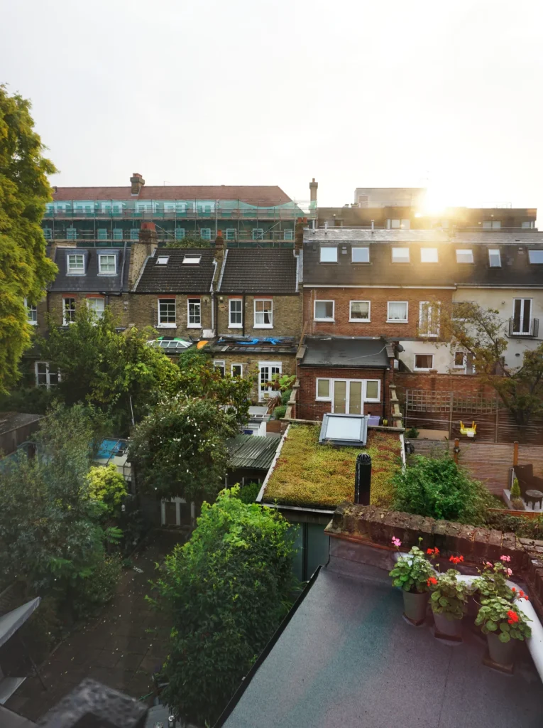 Rückansicht mehrerer Townhouses mit privaten Gärten in innerstädtischer Lage