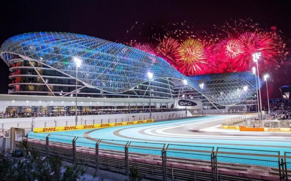 W Abu Dhabi &ndash; Yas Island direkt &uuml;ber der Formel-1-Strecke Yas Marina Circuit in Abu Dhabi bei Nacht