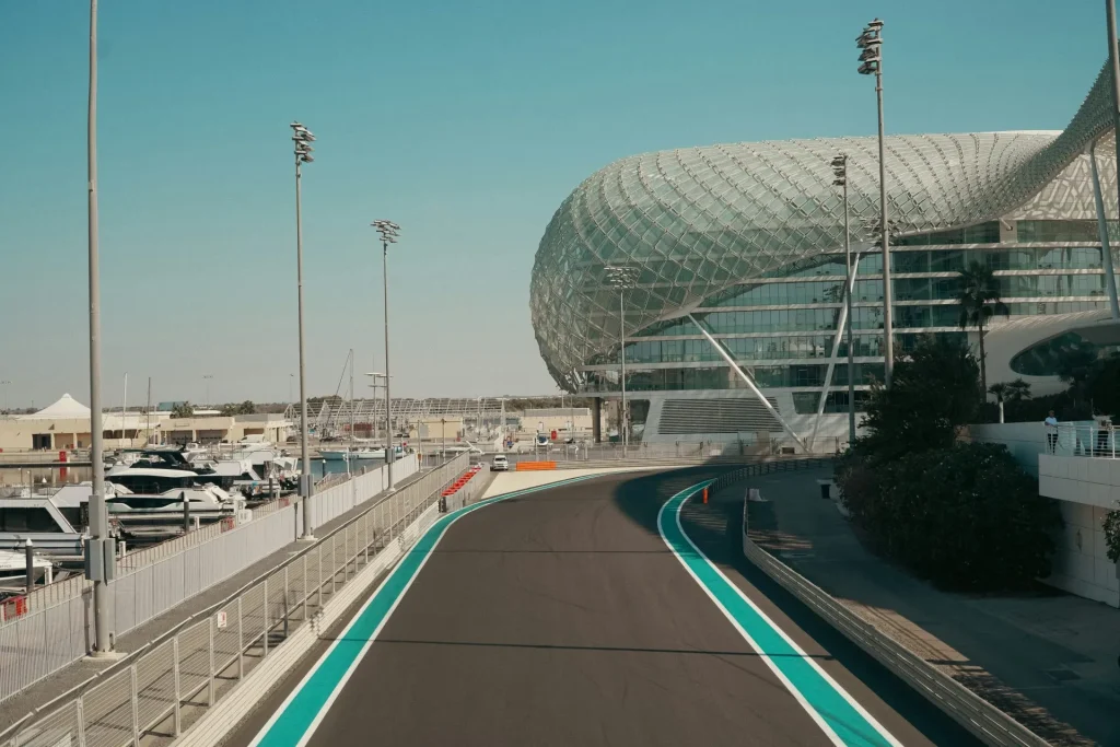 Yas Marina Circuit in Abu Dhabi mit Rennstrecke und W Abu Dhabi – Yas Island im Hintergrund