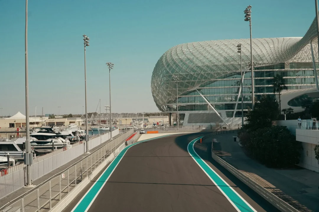 Yas Marina Circuit in Abu Dhabi mit Rennstrecke und W Abu Dhabi – Yas Island im Hintergrund
