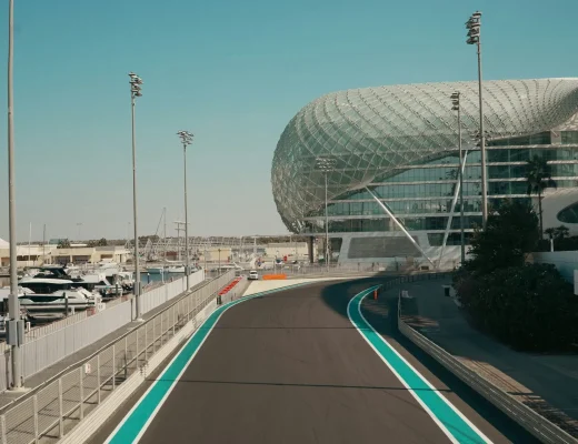 Yas Marina Circuit in Abu Dhabi mit Rennstrecke und W Abu Dhabi – Yas Island im Hintergrund