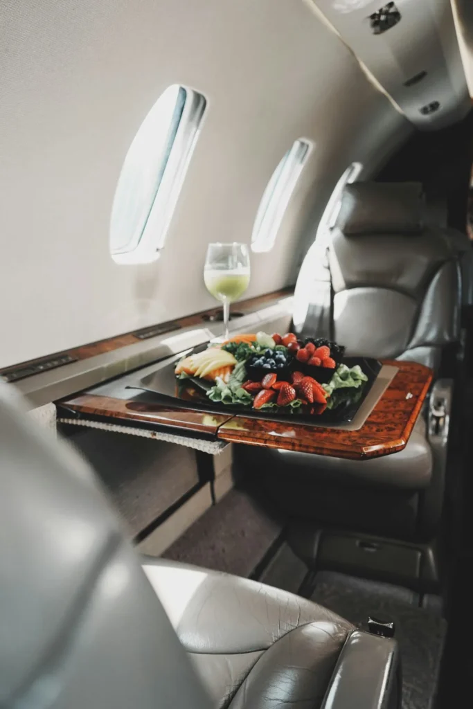 Privatjet mieten – luxuriöse Kabine mit Ledersitzen und serviertem Catering an Bord