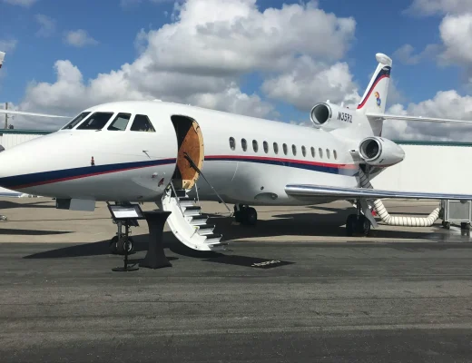 Privatjet mieten – moderner Businessjet am Rollfeld mit geöffneter Kabinentür