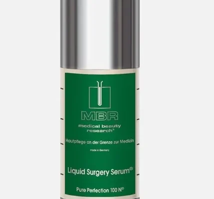 Liquid Surgery Serum von MBR im silbernen Airless-Spender mit grünem Etikett