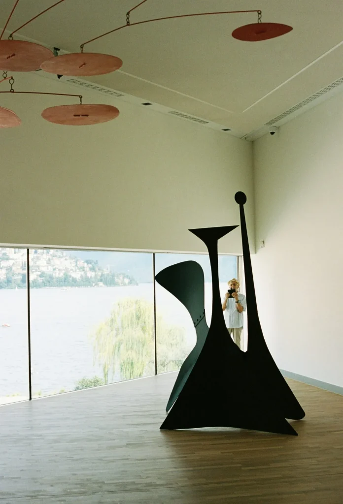 Abstrakte moderne Skulptur aus der Kunstsammlung von Lehman Brothers in einem Ausstellungsraum