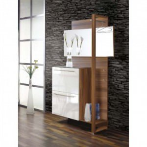 Ein Garderobenschrank wertet den Eingangsbereich nicht nur optisch auf