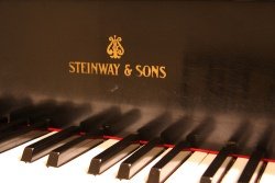 Steinway & Sons by flickr, eflon