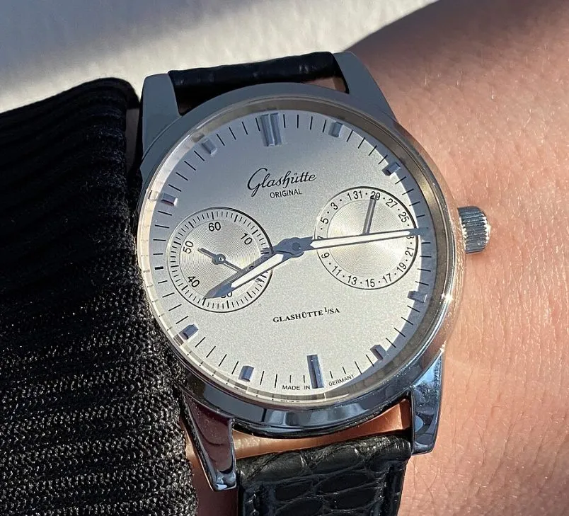 Glashütte Uhr Original Senator Zeigerdatum mit silbernem Zifferblatt und dezentraler Anzeige am Handgelenk