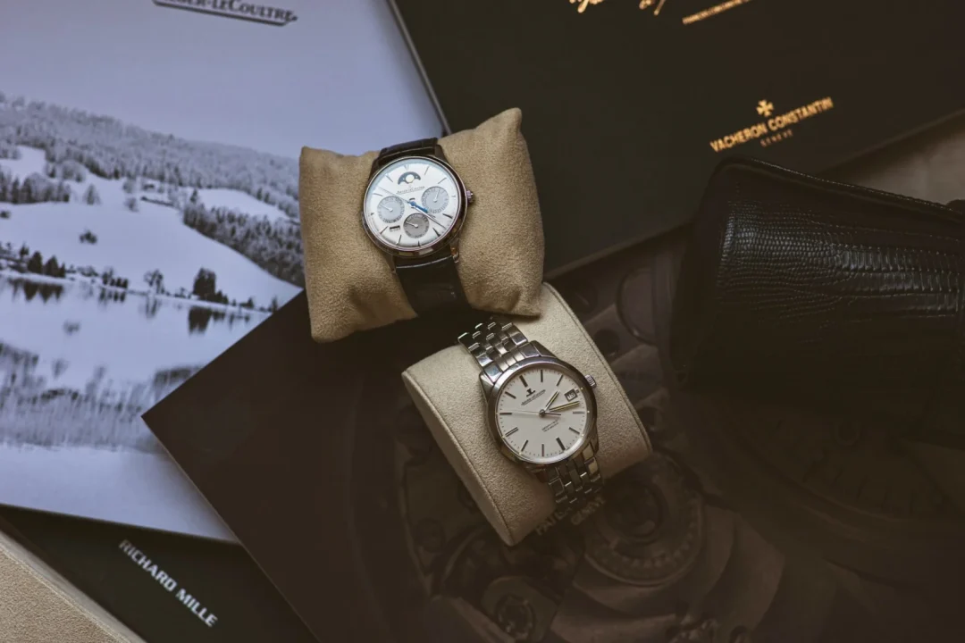 aeger-LeCoultre Uhren auf Präsentationskissen neben einem Bildband