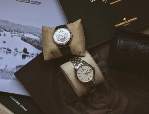 aeger-LeCoultre Uhren auf Präsentationskissen neben einem Bildband
