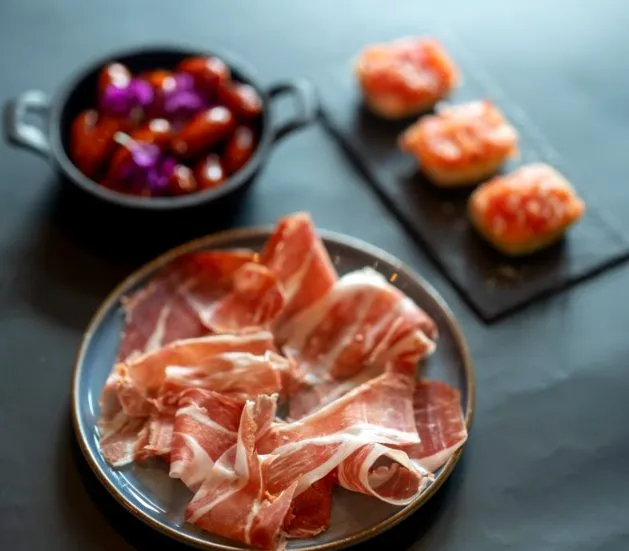 Tapas auf einem Tisch