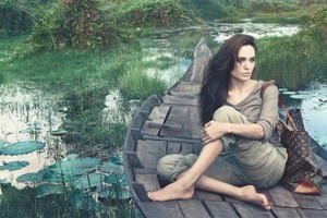 angelinajolie louisvuitton 300x200 - Louis Vuitton: „Core Values“-Kampagne mit Angelina Jolie