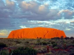 Uluru Australien by wikimedia Thomas Schoch - Luxus-Camping in Australien: Longitude 131° am Ayers Rock