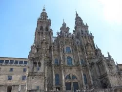 Santiago de Compostela by flickr Joaquim Rocha - Jakobsweg: Kreuzflug im Privatjet