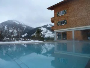 Beheizter Aussenpool 300x225 - Das Hotel Hohenfels im Tannheimer Tal in Tirol