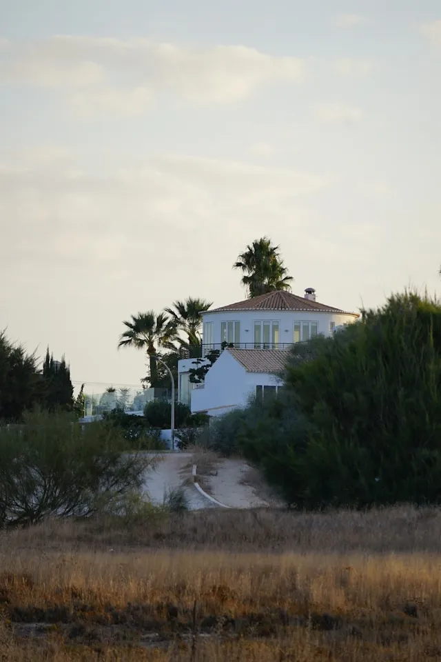 Mediterrane Luxusvilla in ruhiger Wohnlage mit Palmen und privatem Grundstück