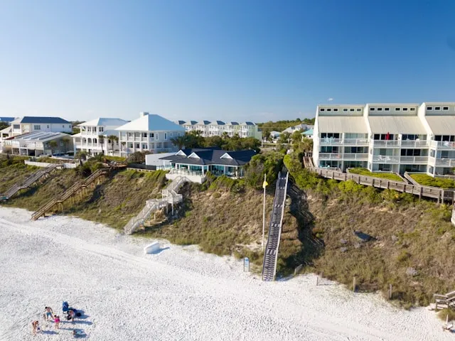 Exklusive Strandimmobilien in direkter Küstenlage mit privatem Zugang zum weißen Sandstrand