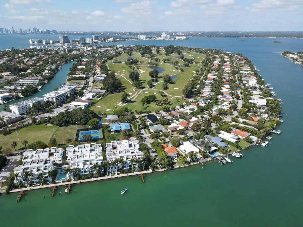 Exklusive Wohnlage in Florida mit Golfplatz, Wasserzugang und hochwertigen Luxusimmobilien