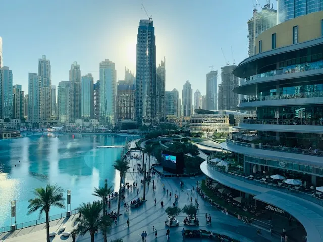 Moderne Skyline von Dubai mit Luxusimmobilien, Wasserlage und internationalem Finanzzentrum