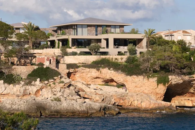 Exklusive Luxusvilla in spektakulärer Küstenlage mit direktem Blick auf das Meer