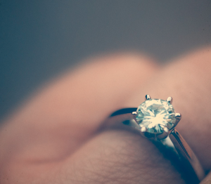 Verlobungsring 300x262 -  Ein Diamant ziert den Verlobungsring