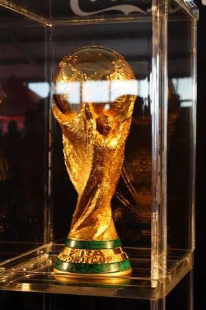 Fifa world cup trophy cc by wikimedia Eddy1988 - Fußball-WM 2014: DFB lässt eigenes Luxusquartier für Nationalelf bauen