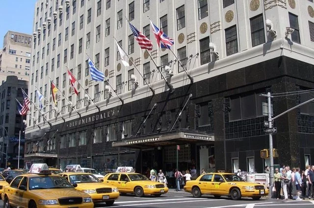 Bloomingdales cc by wikimedia Coolcaesar - Bloomingdale's in New York: Luxusshopping und legendäre Einkaufstüten