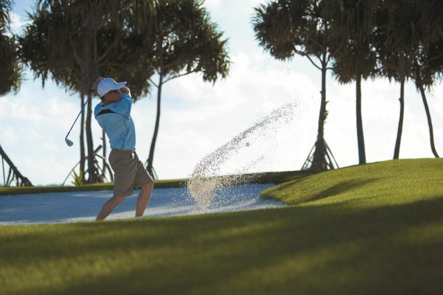 00 Golfen unter Palmen © Shangri La’s Villingili Resort Spa Maldives - Das teuerste Golfschläger-Set der Welt