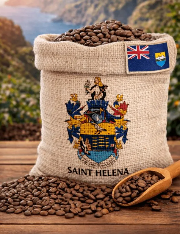 Ger&ouml;stete Kaffeebohnen vor einem Jutesack mit dem Wappen von St. Helena