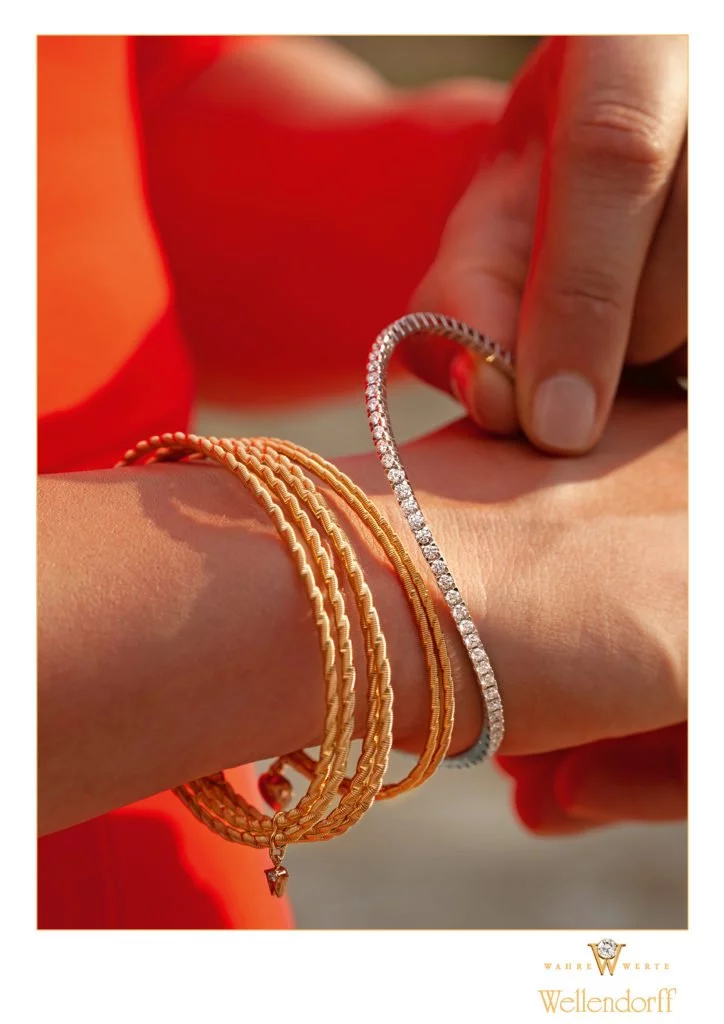 Armband UMARME MICH Sonnenglanz Armband UMARME MICH Jetzt am Model 724x1024 - „Federndes Gold“: Wellendorff präsentiert Innovation