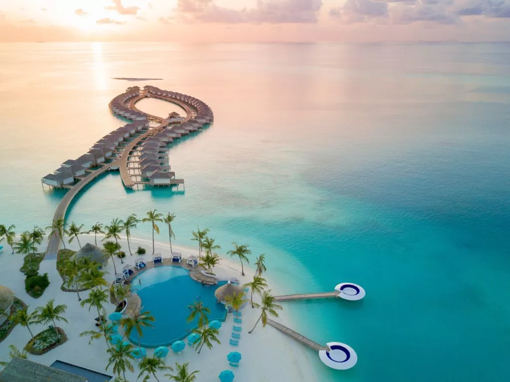 Kandima Beach Area with water villas 1024x767 - Kandima Maledives: Malediven – aber sportlich!