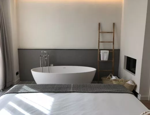 freistehende badewanne schlafzimmer 520x400 - Die neuesten Badezimmer- und Duschtrends 2022