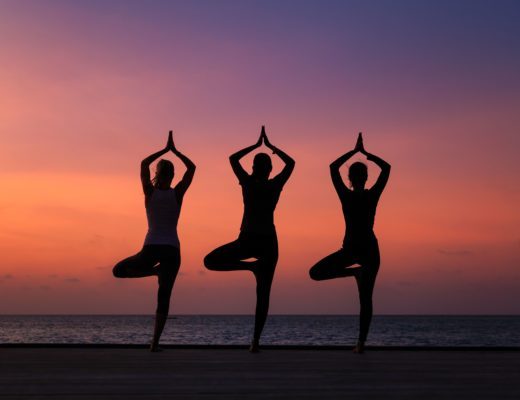 Kandima Maldives sunset yoga 520x400 - Achtsame Geschenk-Idee: Luxus-Retreat