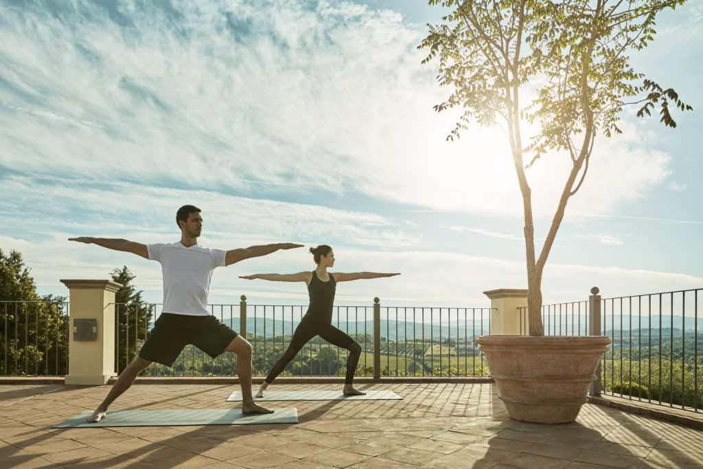COMO Castello del Nero Toskana Yoga Terrasse