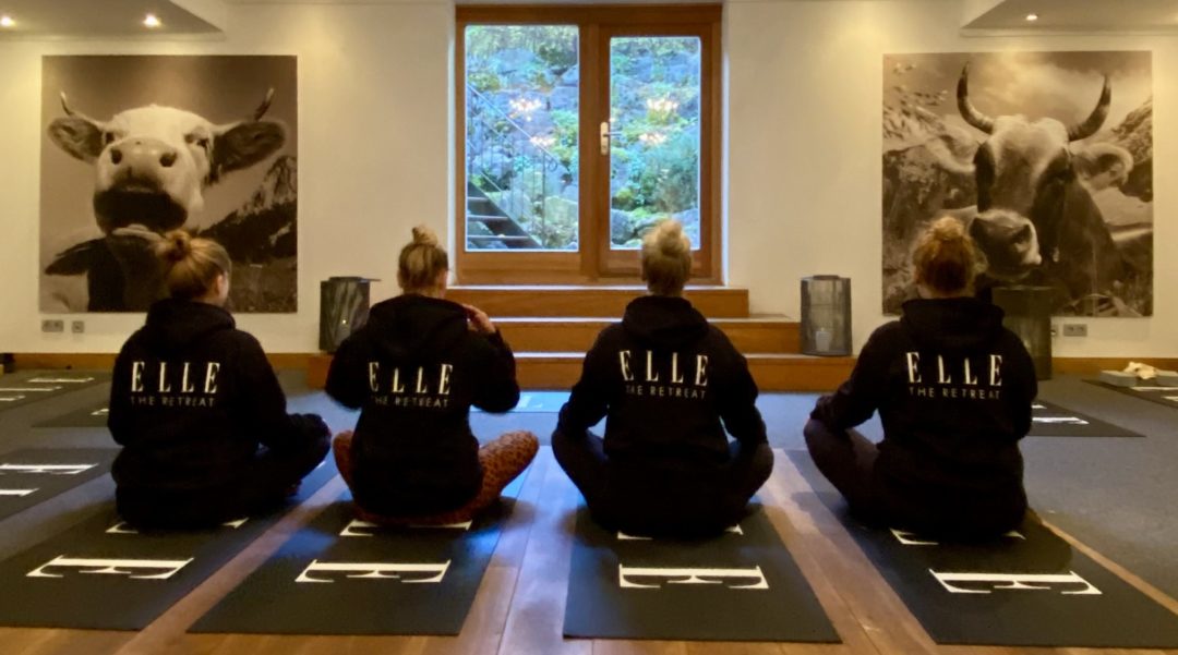 Yoga mit Dr. Patrick Broome beim Elle Retreat in den Egerner Höfen am Tegernsee