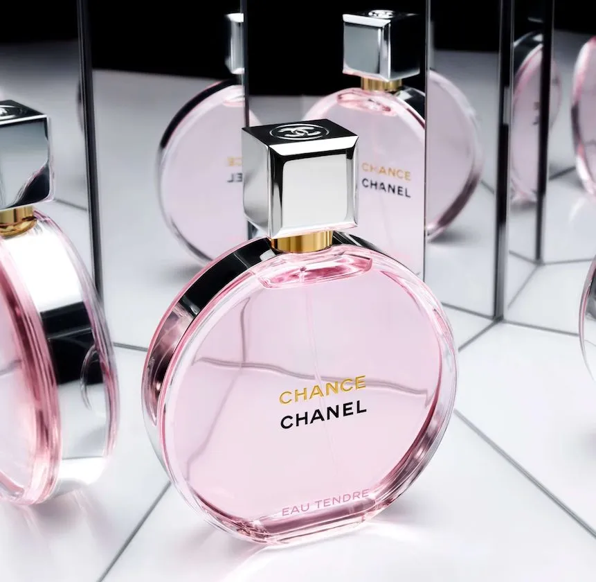 Chanel Chance Eau Tendre – runder, roséfarbener Flakon mit silberner Kappe vor Spiegeln; leichter, blumig-frischer Damenduft.