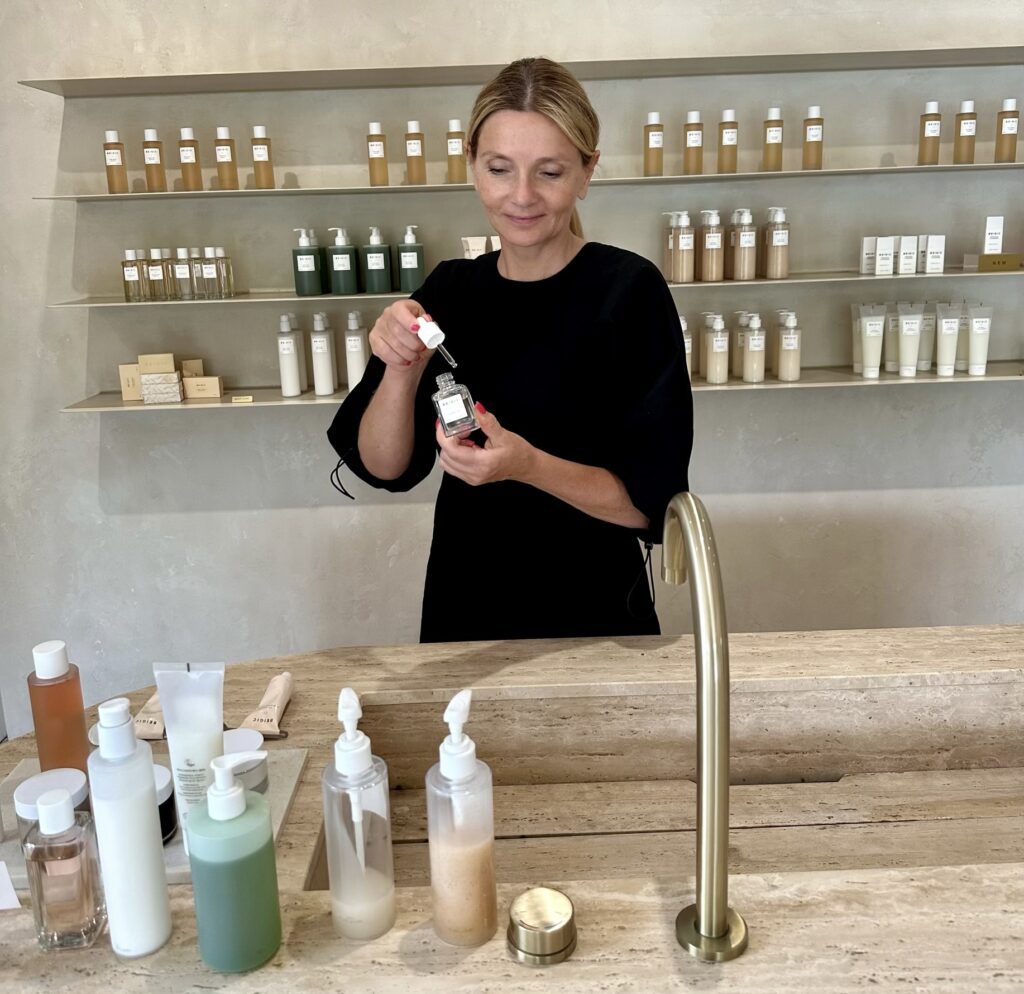 LUXURY FIRST Chefredakteurin Dr. Marie-Catherine Klarkowski beim Test koreanischer Skincare Produkte in Seoul im Café Beigic
