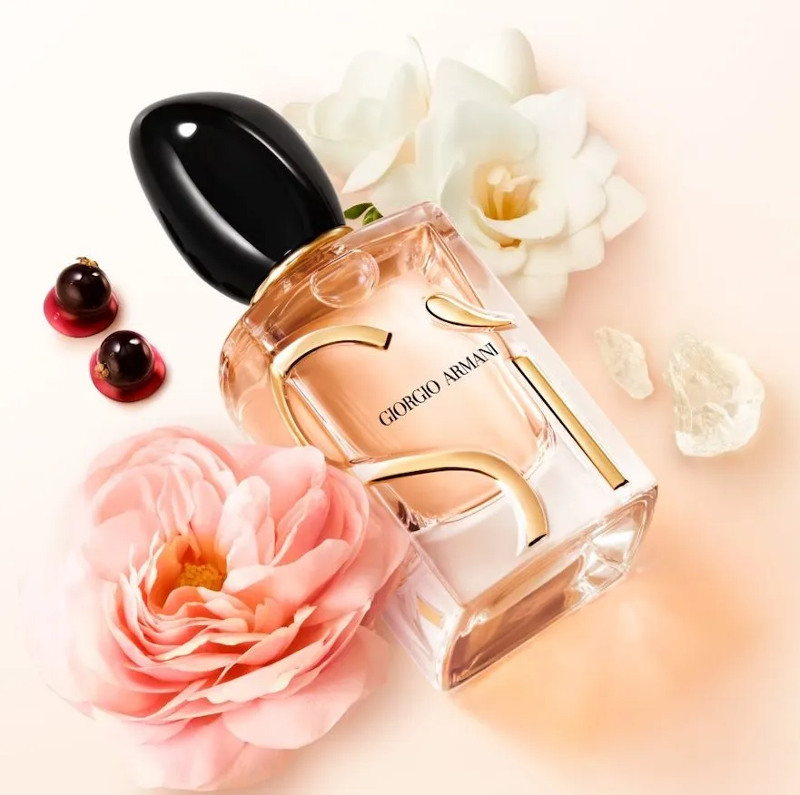 Giorgio Armani Sì – roséfarbener Flakon mit schwarzer Kappe, inszeniert mit Rose, Gardenie, schwarzer Johannisbeere und Vanillekristallen.
