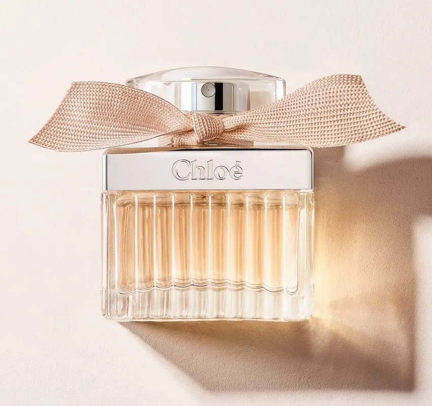 Chloé Eau de Parfum – ikonischer Glasflakon mit silberner Kappe und rosa Schleife; pudrig-blumiger Damenduft im Softlight.