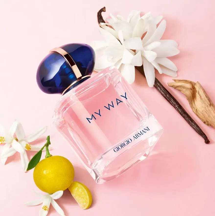 Giorgio Armani My Way – roséfarbener Flakon mit blauer Kappe, inszeniert mit Tuberose, Vanilleschote und Bergamotte auf rosé Hintergrund.