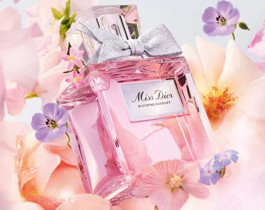 Dior Miss Dior Blooming Bouquet – roséfarbener Flakon mit Stoffschleife, umrahmt von zarten Blüten; leichter, blumig-frischer Damenduft.