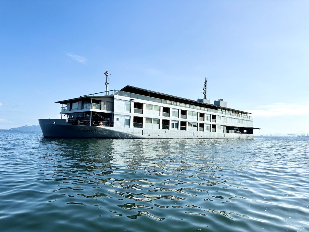 Guntu Luxury Japanese Cruise Ship