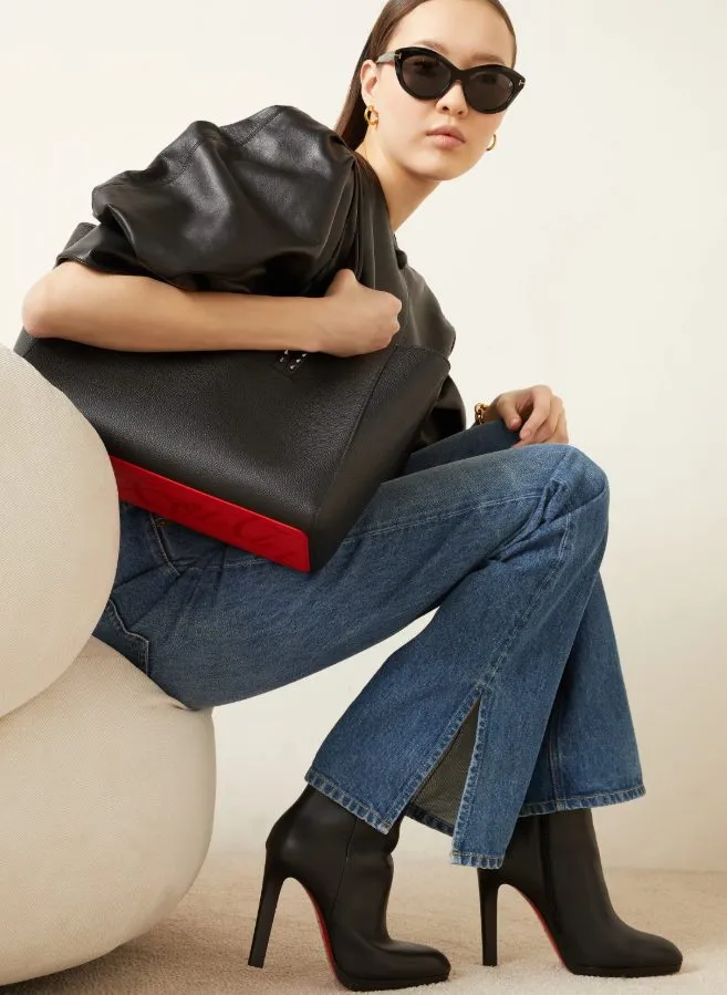 Quiet Luxury Stiefeletten in Schwarz aus Leder mit klarer Form und eleganter Absatzlinie