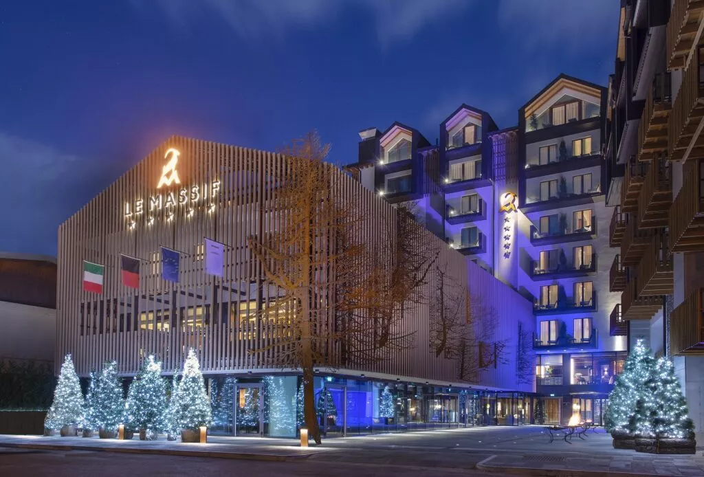 Le Massif Hotel Facade By Night 1024x694 - Courmayeur: 5 Tipps für die atemberaubende Alpenstadt