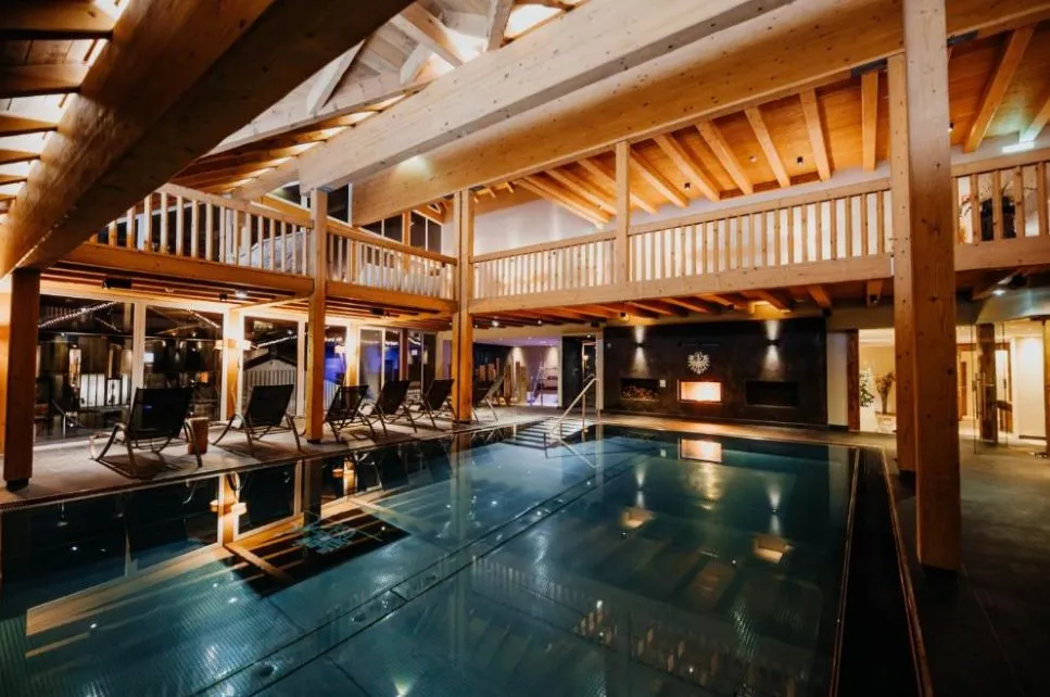 Gro&szlig;z&uuml;giger Innenpool im Wellnesshotel Tirol Post Seefeld &ndash; Wellnesshotel Tirol mit moderner Holzarchitektur, Ruhezonen und alpinem Luxusambiente in Seefeld