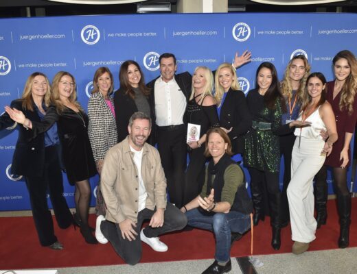 Dr. Marie Catherine Klarkowski, Barbara Osthoff, Carin C. Tietze, Karen Webb, Jürgen Höller mit Frau Kerstin Daniela Vukovic, Joana Danciu, Verena Ofarim, Elle Todoroua, Julia Haupt, Jan Hartmann, Mike Kraus / „Jürgen Höllers Power-Days“ in der Olympiahalle in München am 10.12.2023 / Foto: BrauerPhotos / G. Nitschke für Jürgen Höller