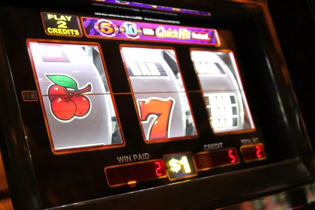 geld spielautomat 1080x720 - Die glitzernde Welt der Luxus Spielautomaten