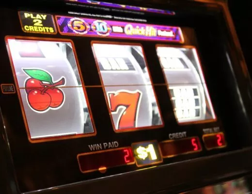 geld spielautomat 520x400 - Die glitzernde Welt der Luxus Spielautomaten