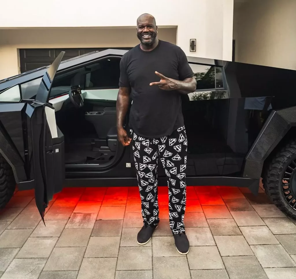 Shaquille O'Neal mit seinem Tesla Cybertruck Bildquelle: Instagram/@Effortless_Motors